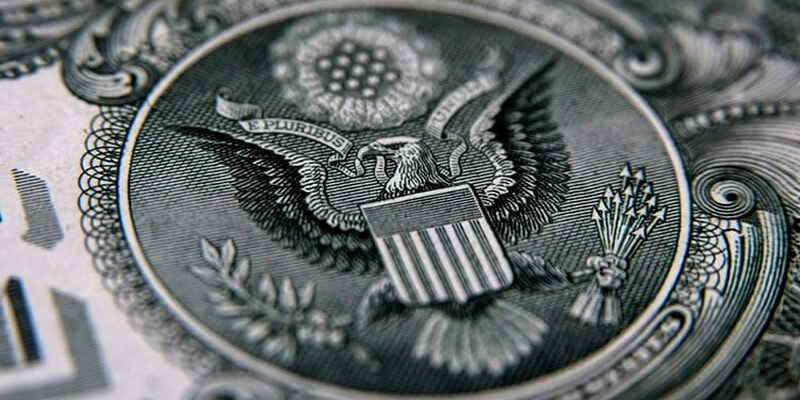 La cotizacion del dólar se aprecia por una baja en los precios del petróleo